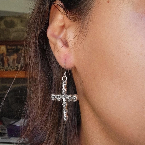 Pair of Silver Simple Classic Skull Skeleton Bones Cross Hook Drop Earrings - Picture 5 of 8